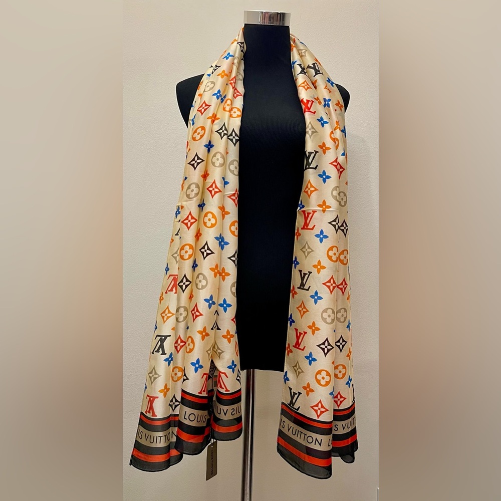 L V Flowers and Leaves Pattern Silk Scarf - Picture 2 of 9